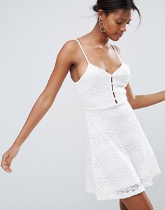 Кружевное приталенное платье на пуговицах New Look - Белый