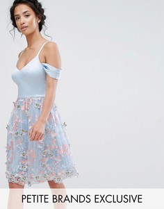 Короткое приталенное платье с открытыми плечами и 3D вышивкой Chi Chi Petite - Мульти