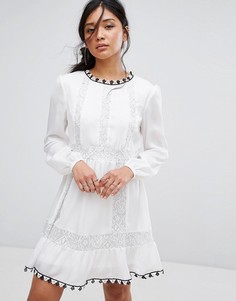 Платье с вышивкой и кружевной вставкой Boohoo - Белый