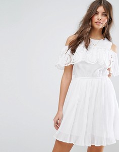 Плиссированное платье с вышивкой ришелье на оборке ASOS PREMIUM - Белый