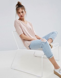 Oversize-футболка в рубчик с V-образным вырезом и удлиненным краем ASOS - Розовый