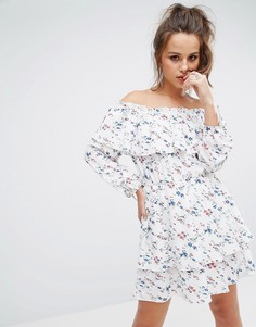 Цельнокройное платье с открытыми плечами и цветочным принтом PrettyLittleThing - Белый