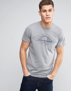 Серая футболка с карманом и неброским названием бренда Abercrombie &amp; Fitch - Серый