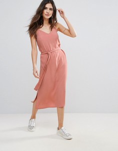 Платье на бретелях с поясом Soaked in Luxury - Розовый