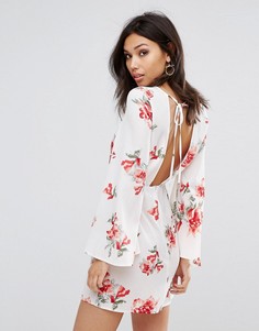 Приталенное платье с цветочным принтом и открытой спиной PrettyLittleThing - Белый
