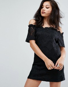 Кружевное платье-трапеция с широким вырезом PrettyLittleThing - Черный