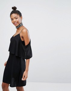 Платье с оборкой и открытыми плечами Monki - Черный