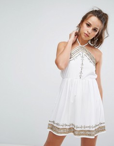 Свободное платье с отделкой PrettyLittleThing - Белый