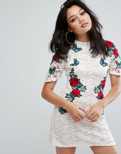 Платье с открытыми плечами и аппликацией PrettyLittleThing - Белый