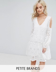 Платье с вышивкой и V-образным вырезом Boohoo Petite - Белый