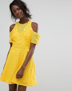 Кружевное платье с открытыми плечами и высоким вырезом Boohoo - Желтый