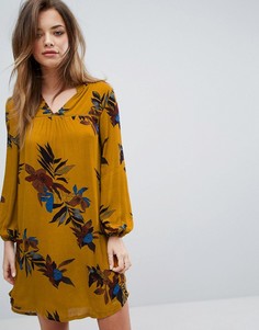 Свободное платье с цветочным принтом PrettyLittleThing - Коричневый