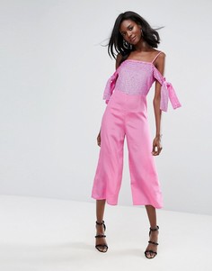 Комбинезон с вырезами на плечах и отделкой ASOS - Розовый