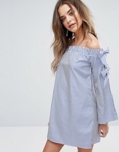 Свободное платье в полоску с открытыми плечами и завязками на рукавах Boohoo - Мульти