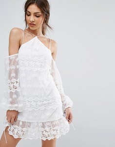 Платье с кружевной отделкой и открытыми плечами PrettyLittleThing - Белый