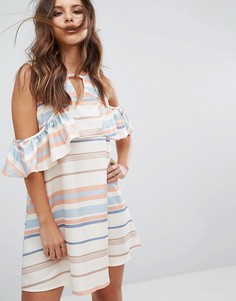 Платье с рюшами и открытыми плечами PrettyLittleThing - Кремовый