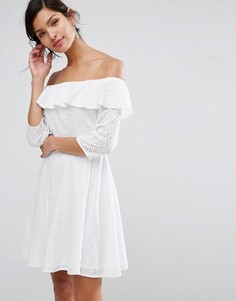 Короткое приталенное платье с вышивкой и открытыми плечами ASOS PREMIUM - Белый