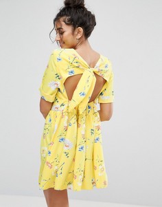 Свободное платье с ярким цветочным принтом и бантом на спине ASOS - Желтый