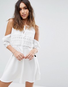 Короткое приталенное кружевное платье с вырезами на плечах Boohoo - Белый