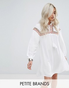 Свободное платье из жатой ткани с вышивкой Missguided Petite - Белый