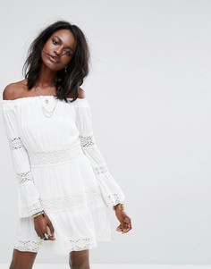 Платье кроше с открытыми плечами из жатого хлопка Missguided - Белый