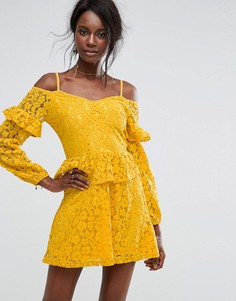 Кружевное платье с оборками и открытыми плечами Missguided - Желтый