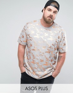 Длинная футболка с золотистым камуфляжным принтом ASOS PLUS - Серый