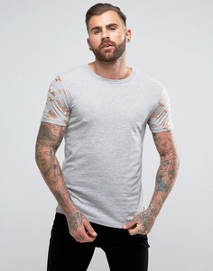 Футболка с золотистым камуфляжным принтом с эффектом металлик на рукавах ASOS - Серый