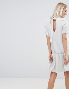 Свободное платье с оборками и завязкой на спине ASOS - Серый