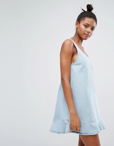 Джинсовое платье с волнистым краем Monki - Синий