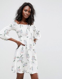 Платье с цветочным принтом Boohoo - Кремовый