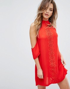Свободное платье с вырезами на плечах и отделкой кроше PrettyLittleThing - Красный