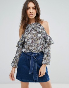 Топ с открытыми плечами и цветочным принтом QED London - Темно-синий