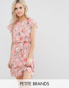Короткое приталенное платье с цветочным принтом и оборками Boohoo Petite - Розовый