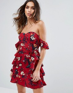 Платье мини с цветочным принтом и открытыми плечами PrettyLittleThing - Красный