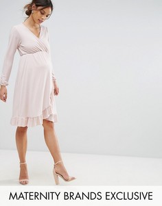 Платье с запахом и оборкой по краю Bluebelle Maternity - Розовый