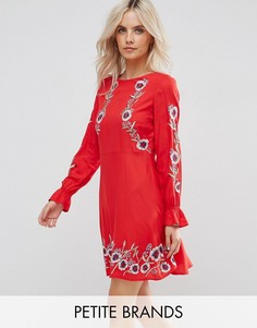 Короткое приталенное платье с вышивкой New Look Petite - Красный