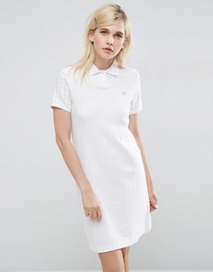 Платье с воротником поло и клетчатыми рукавами Fred Perry - Белый