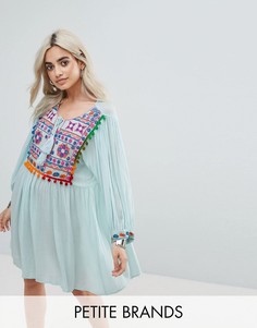 Свободное платье с вышивкой и помпонами Glamorous Petite - Синий