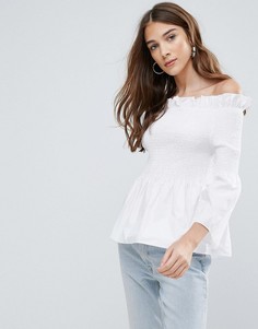 Топ с открытыми плечами и оборкой QED London - Белый