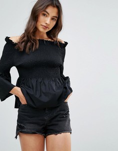 Топ с открытыми плечами и оборкой QED London - Черный