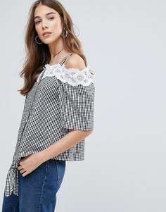 Топ с открытыми плечами, кружевной отделкой и завязкой QED London - Черный