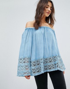 Топ с открытыми плечами и кружевной отделкой по нижнему краю QED London - Синий