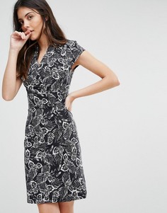 Платье с монохромным лиственным принтом и D-образным кольцом Liquorish - Черный