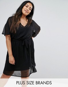 Короткое приталенное платье из ткани добби в горошек New Look Plus - Черный