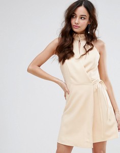 Платье с высоким воротом и запахом Fashion Union - Розовый