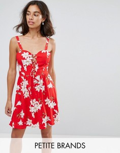 Короткое приталенное платье со шнуровкой и цветочным принтом Parisian Petite - Красный