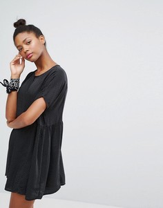 Свободное платье в горошек на пуговицах Monki - Черный