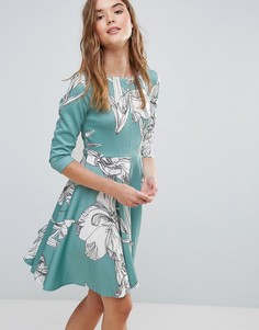 Короткое приталенное платье из ткани понте с цветочным принтом и рукавами 3/4 Closet - Мульти