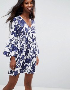 Свободное платье с цветочным принтом и V-образным вырезом ASOS - Мульти
